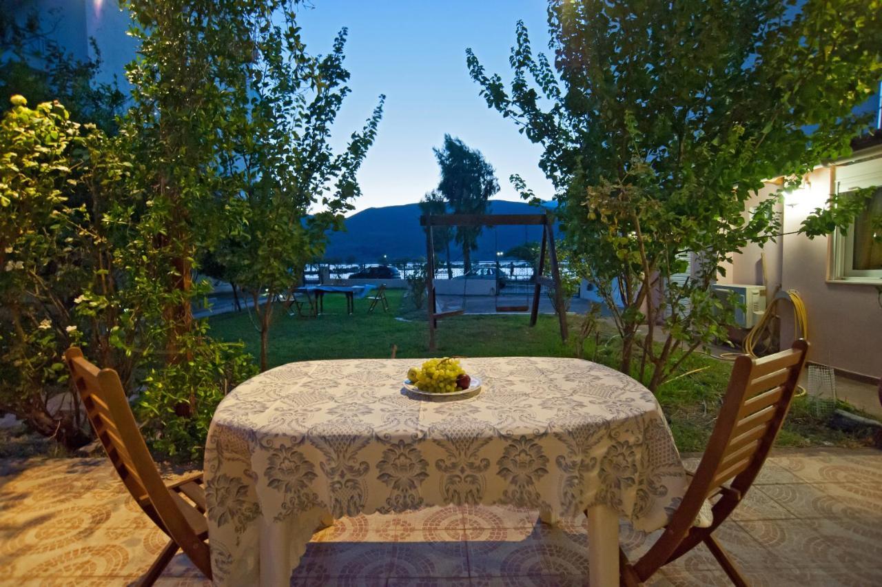 Villa Elli 2 Beach-front villa with garden Itea Exteriör bild